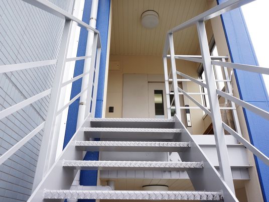 青白い建物の階段