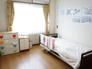 明るい個室の居室