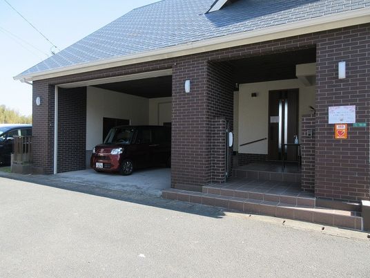 車寄せのある外観  