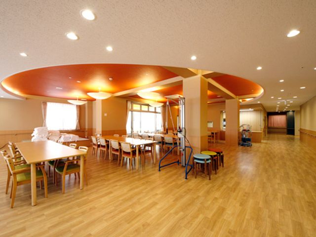 広々とした多目的室 多目的室 自然光が差し込み、広々とした多目的室です。テーブルや椅子が並び、活動の幅が広がります。