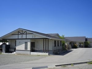 青空の下の施設外観  