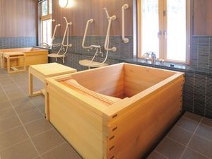 木製浴槽のある浴室  