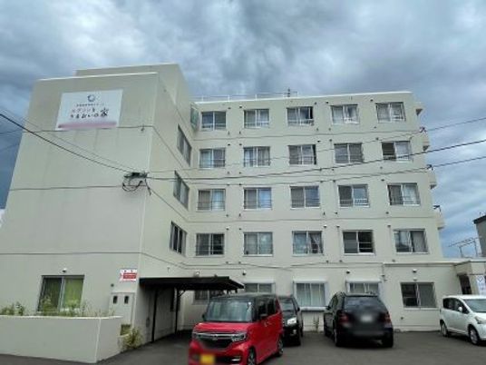 車が停まる建物外観