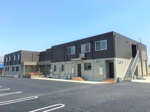 明るい外観の建物
