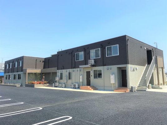 明るい外観の建物