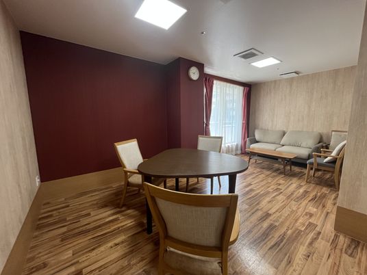 落ち着いた色合いの部屋