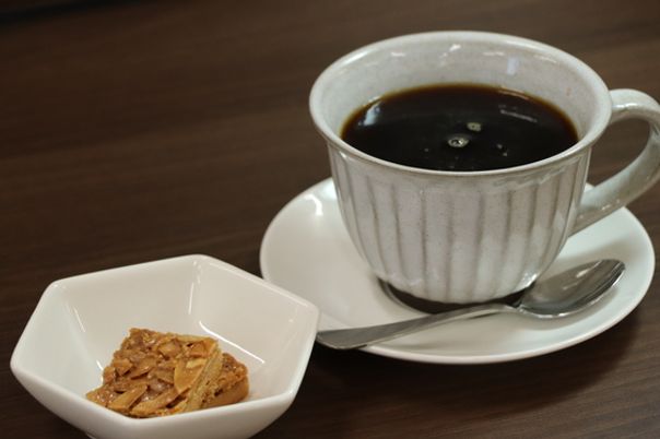 コーヒーとお菓子が置かれたテーブル