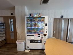 飲料の自販機と室内