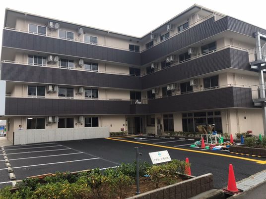 多階層の建物外観
