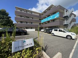 駐車場と建物