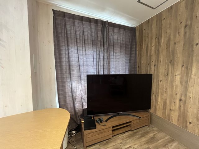 テレビが設置された空間