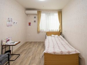 明るい個室の居室