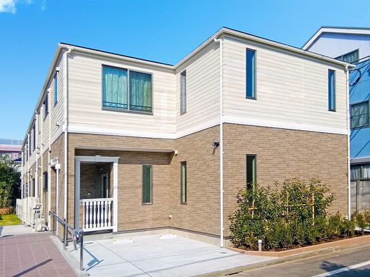 施設の温かみのある外観