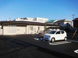 広々とした駐車場外観  