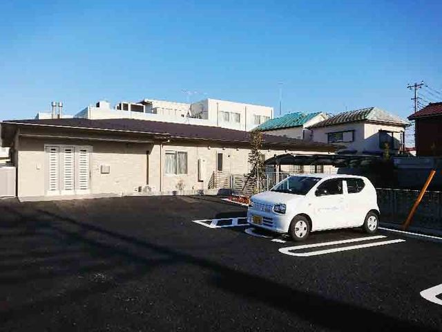 広々とした駐車場外観 外観   充分な駐車スペースで快適に通勤できます。施設外観は清潔感があり、明るい印象です。