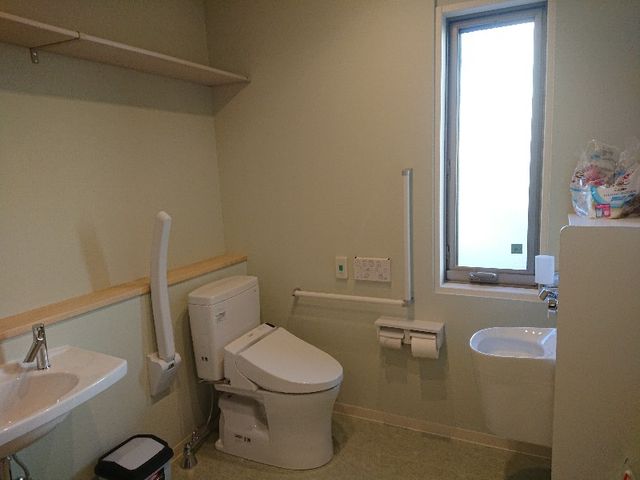 清潔なトイレ空間 トイレ 使いやすさに配慮された設備が整ったトイレです。広々として、手すりも設置されています。