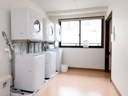 洗濯機が並ぶ清潔な空間