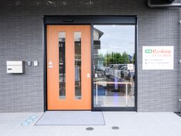 モダンな建物のエントランス