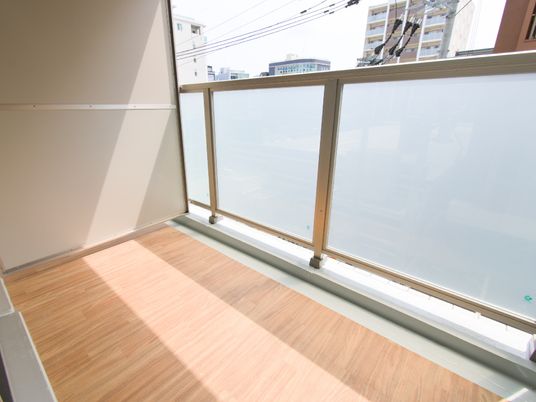 明るい室内の角部屋