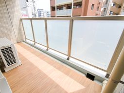 明るい日差しの中庭スペース