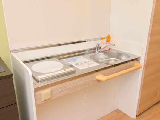 コンパクトな洗面台とストーブ