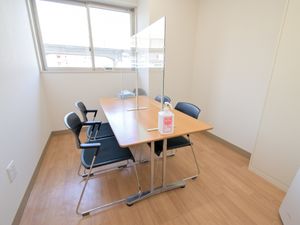 清潔感のある居室の机と椅子