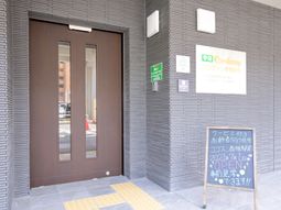 施設の入り口と掲示板