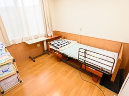 居室のベッドと窓辺