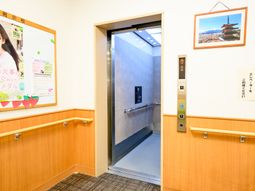 廊下とエレベーターの入口