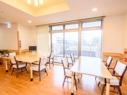 明るい食堂の様子