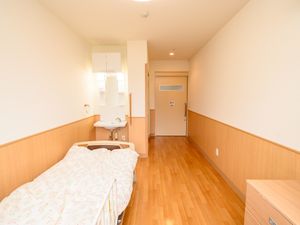 居室のベッドと洗面所
