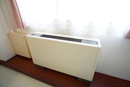 白いエアコンの設備