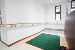 廊下の手すりと窓