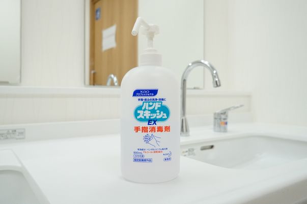 手指消毒剤と洗面台