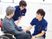 医療従事者と会話する患者