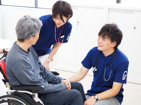 医療従事者と会話する患者