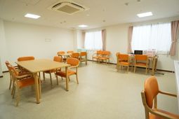 明るい食堂の光景