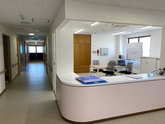 受付と廊下のある内観  