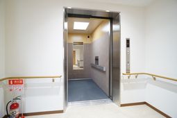 清潔感のあるエレベーターホール