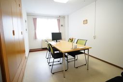 明るい居室のテーブルと椅子