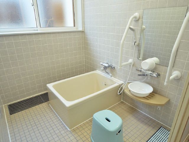 浴槽と手すりの浴室 浴室   手すりが複数あり、出入りや立ち座りを支えやすい浴室です。窓から光が入り、清潔感のある明るい空間になっています。