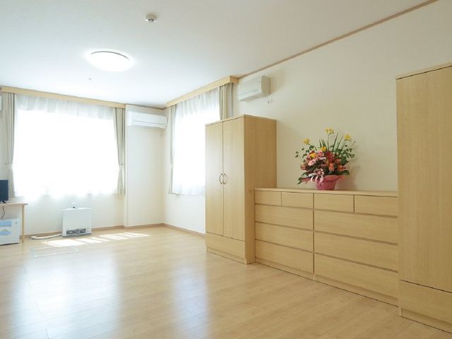 明るい居室 居室   大きな窓から光が入る、すっきりとした居室です。収納家具もあり、ゆったり過ごしやすい空間に見えます。
