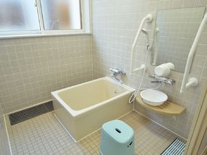 浴槽と洗面台の浴室  