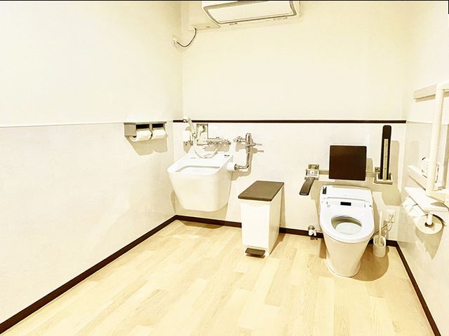 バリアフリー設計のトイレ トイレ 手すり付きで安心なトイレ空間です。広々とした造りでゆとりを持ってご利用いただけます。