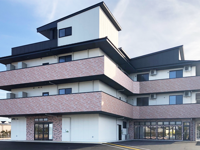 清潔感あるモダンな外観 モダンで清潔感のある建物です。通りからもアクセスしやすい立地にあります。