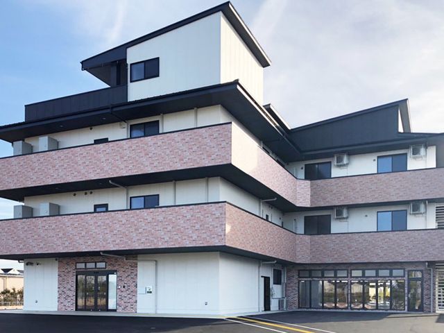 明るい外観の多階層建物 外観 清潔感のある外観の建物です。広々とした駐車スペースが確保されており、利便性が高い環境が整っています。