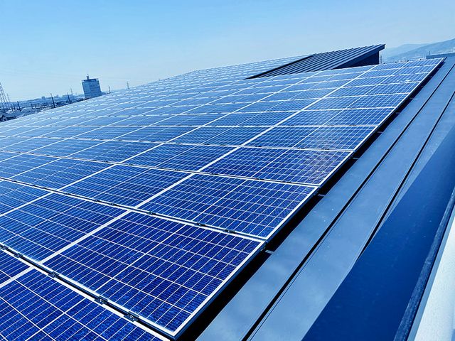 太陽光パネルが並ぶ屋根 ソーラーパネル 施設の屋根一面に設置された太陽光パネルが、環境への配慮とともに経済的な運用を支えています。