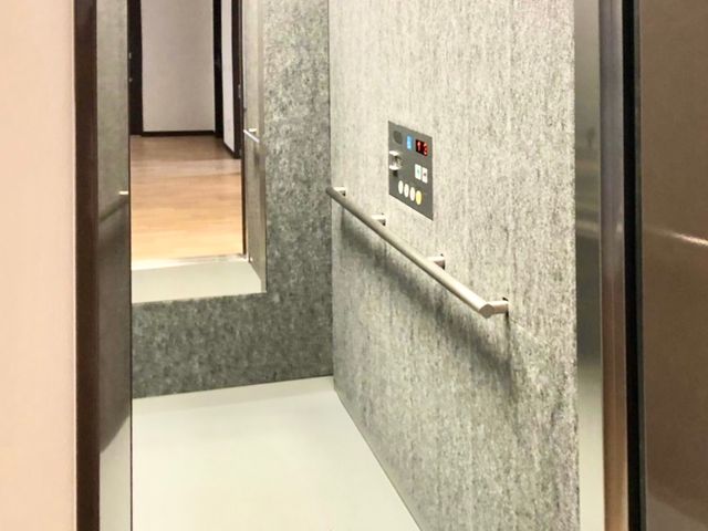 清潔なエレベーター室内 広々として明るいエレベーターは、利用者の移動をスムーズに支援します。扱いやすい操作盤で、どなたでも安心してご利用いただけます。