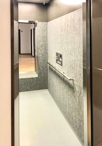 清潔なエレベーター室内 広々として明るいエレベーターは、利用者の移動をスムーズに支援します。扱いやすい操作盤で、どなたでも安心してご利用いただけます。