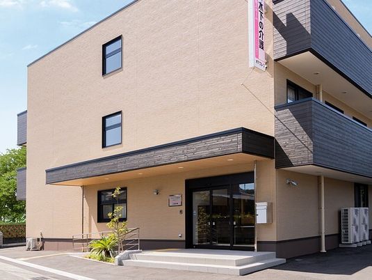 ベージュの壁の建物エントランス